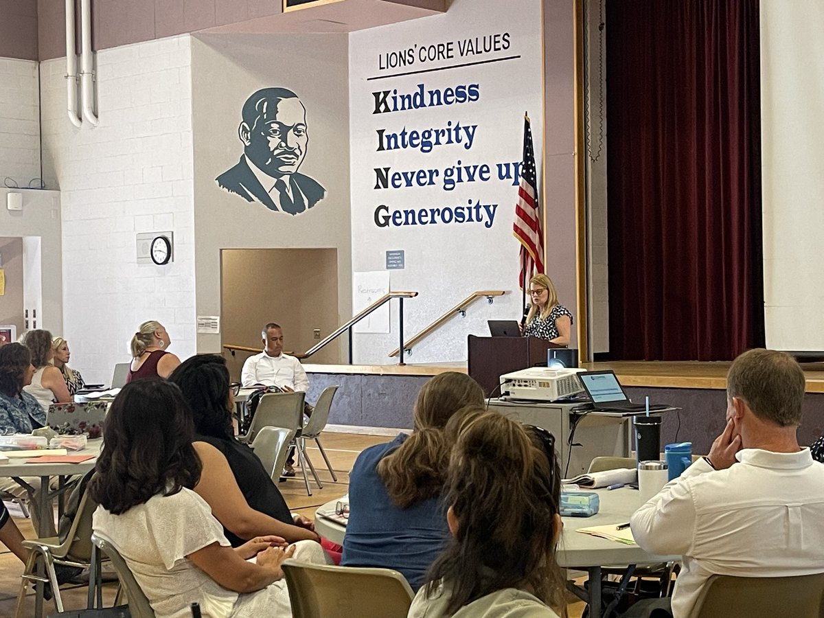 Our @OsideUSD  leaders are engaged in professional learning led by our very own <a href="/MercedesLovie/">Dr. Lovie</a>. Thank you Dr. Lovie for your inspirational words! 💕
