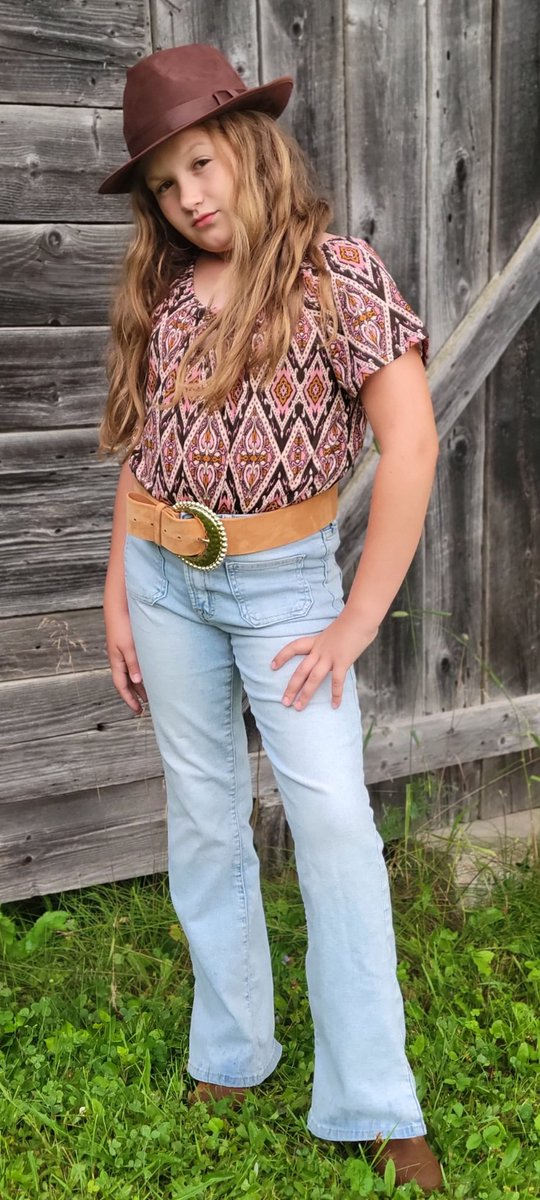 Tradon81's tweet photo. When your 10yr old daughter wants to be @laineywilson  #laineywilson for halloween and puts together this outfit 🙌  
She's #gotaheartlikeatruck, and I could use a little #watermelonmoonshine  

@global_leslie @TiffanyLizee  She's growing too fast 😳 https://t.co/Gypv2KzIfs