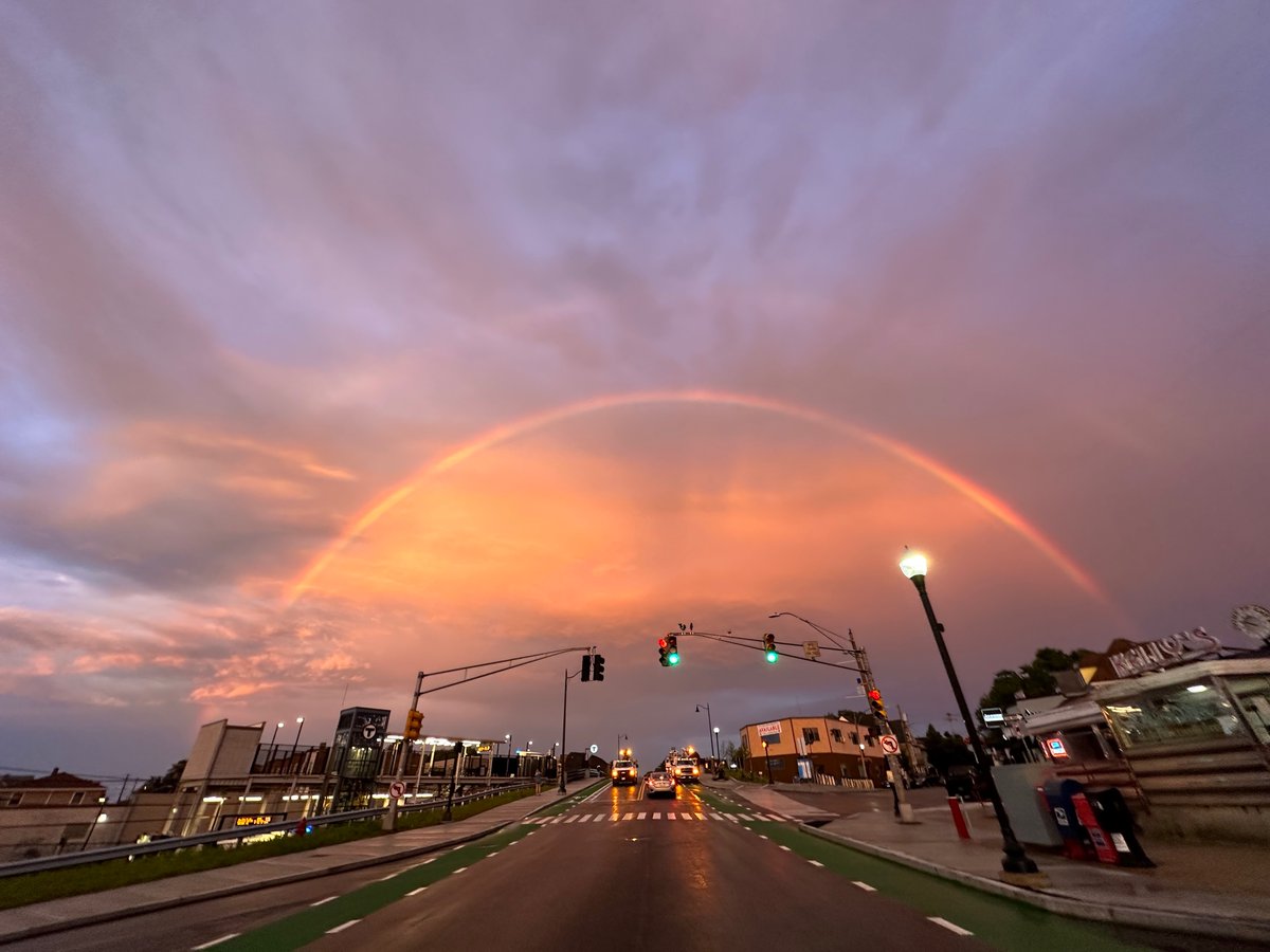 just_steve_h's tweet photo. I’m not saying this gorgeous rainbow is centered over #BallSquare #Somerville simply because @SomervilleCity installed bike lanes and a T stop 😅
[Photo by Energie (Insta: CharlieAlongTheWay)]
#mawx  @universalhub @ericfisher @MetMikeWCVB @NWSBoston @growingwisdom @SurfSkiWeather https://t.co/sxLxeBfMYy