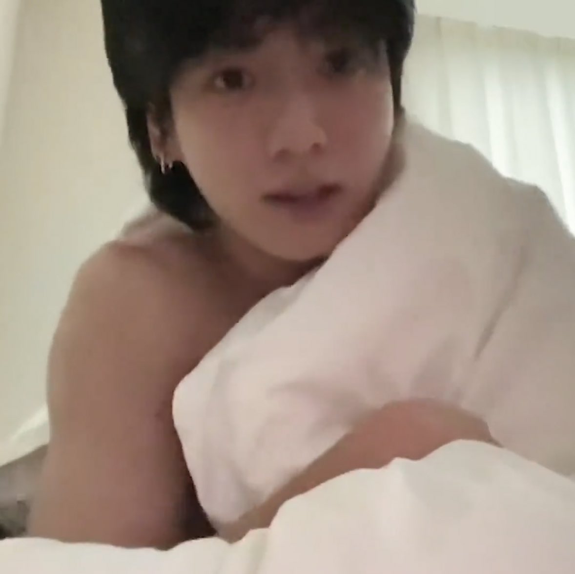 PopBase's tweet photo. BTS' Jungkook goes live on Weverse. https://t.co/piDo26N53Z