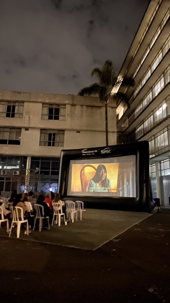 franrebelatto's tweet photo. O desejo de compartilhar esta imagem: cinema sobre mulheres trabalhadores (as) em praça pública. Ontem, em Curitiba. https://t.co/RRXz1bR56O