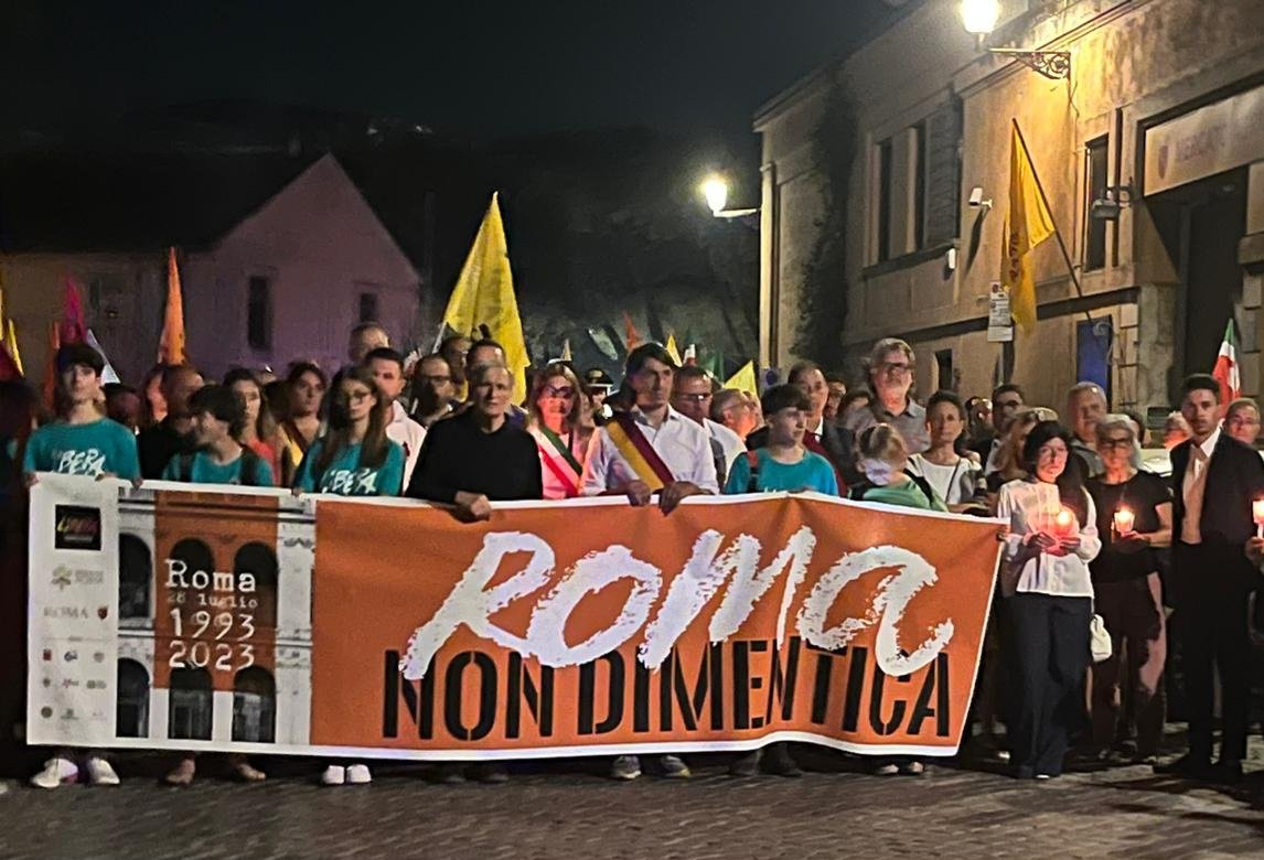 Con #DonLuigiCiotti , Libera e centinaia di cittadini a Roma per ricordare gli attentati di 30 anni fa al Velabro e San Giovanni, perché la lotta contro le mafie è un impegno collettivo.