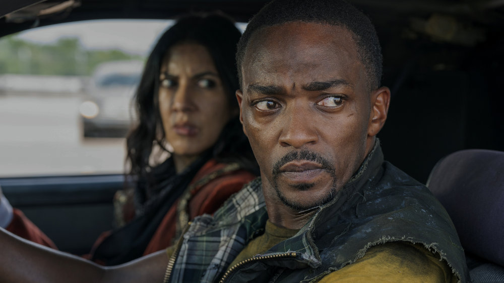 Anthony Mackie y Stephanie Beatriz
