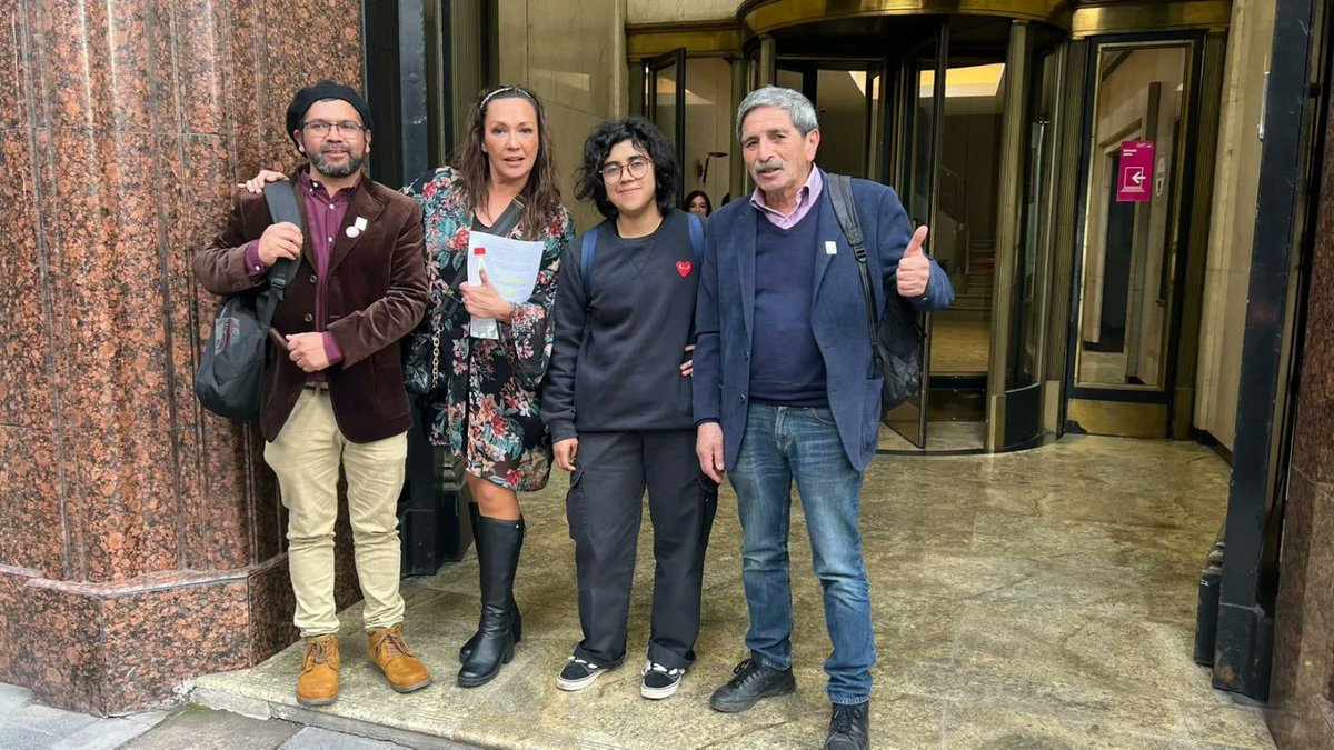 mariseka's tweet photo. En reunión con el Ministro de Transporte y Telecomunicaciones 👏 Se vienen grandes noticias 👏👏 

Gracias Min Juan Carlos Muñoz  y el Seremi Roberto Santa Cruz por la recepción!! nos acompañaron el concejal José Hernan Campos de nuestro querido Peñaflor, Tamara Aguilera y Armando Rojas de Melipilla ❤️

Llevamos los problemas de transporte de nuestro distrito con respecto a los conflictos que se generan con la locomoción intercomunal e interrural, donde la falta de fiscalización y falta de oferta convierten al transporte en uno de los principales PROBLEMAS.

Solicitamos BIP para el 14, llevar la Red de Movilidad a las comunas de #PadreHurtado, #Peñaflor, #Talagante, #ElMonte, #Melipilla y #Curacaví. 

Además, hablamos del metro tren Alameda-Melipilla donde ya podemos ver sus avances. Queremos contarles que para principios del año 2027 estaría listo!!! ✊✊✊

Vimos la preocupación ante el maltrato a quienes pagan adulto mayor y estudiantes. 
Por último, manifestamos nuestra alerta ante la dada de bajas de las flotas que reducen la oferta existente.

#transporte #santiago #ChileEnMalEstado #metro #tren