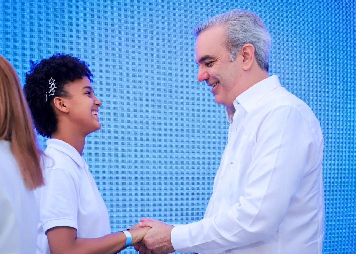 PresidenciaRD's tweet photo. Para impactar en el esparcimiento de residentes y turistas de SDE, el presidente @LuisAbinader y @DavidColladoM, ministro de @TurismoRD, entregaron la primera etapa del remozamiento del Malecón de Santo Domingo con una extensión de 2.3 km, cuya inversión fue de RD 310 millones. https://t.co/vgbuBZAfNc