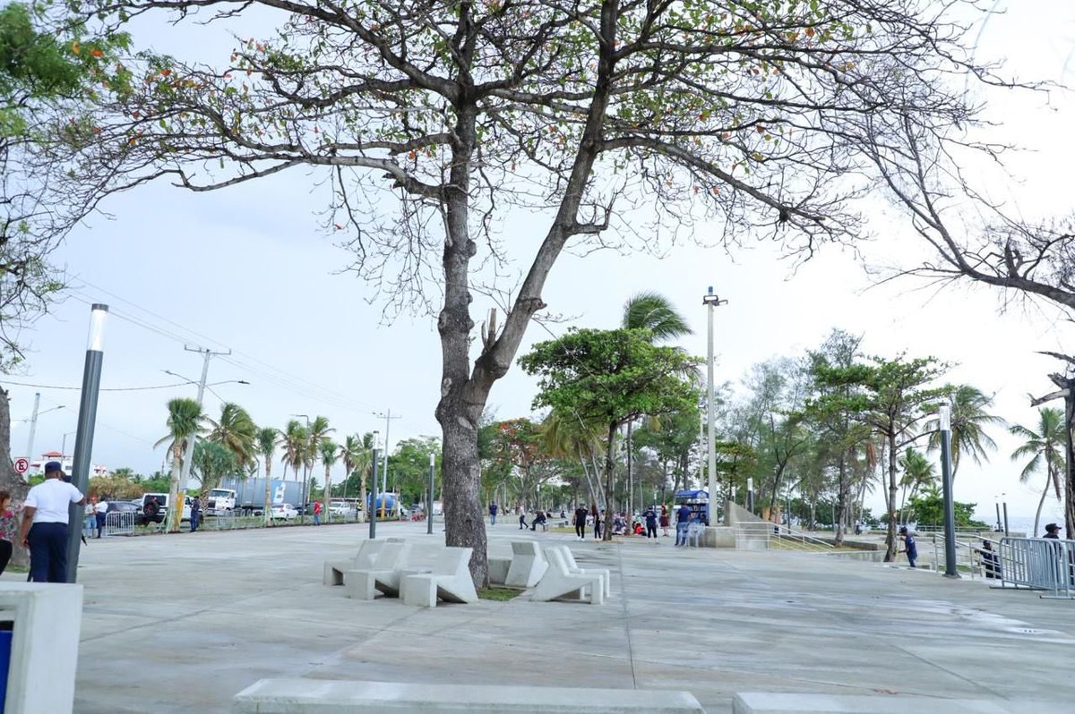 PresidenciaRD's tweet photo. Para impactar en el esparcimiento de residentes y turistas de SDE, el presidente @LuisAbinader y @DavidColladoM, ministro de @TurismoRD, entregaron la primera etapa del remozamiento del Malecón de Santo Domingo con una extensión de 2.3 km, cuya inversión fue de RD 310 millones. https://t.co/vgbuBZAfNc