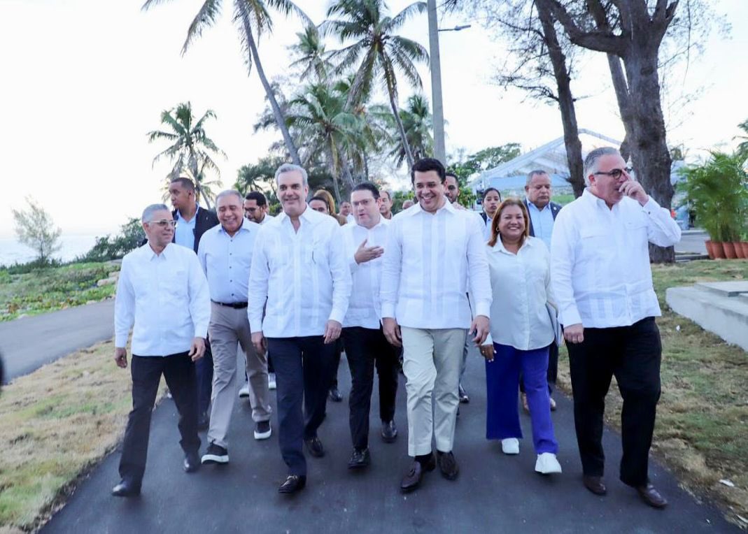 PresidenciaRD's tweet photo. Para impactar en el esparcimiento de residentes y turistas de SDE, el presidente @LuisAbinader y @DavidColladoM, ministro de @TurismoRD, entregaron la primera etapa del remozamiento del Malecón de Santo Domingo con una extensión de 2.3 km, cuya inversión fue de RD 310 millones. https://t.co/vgbuBZAfNc