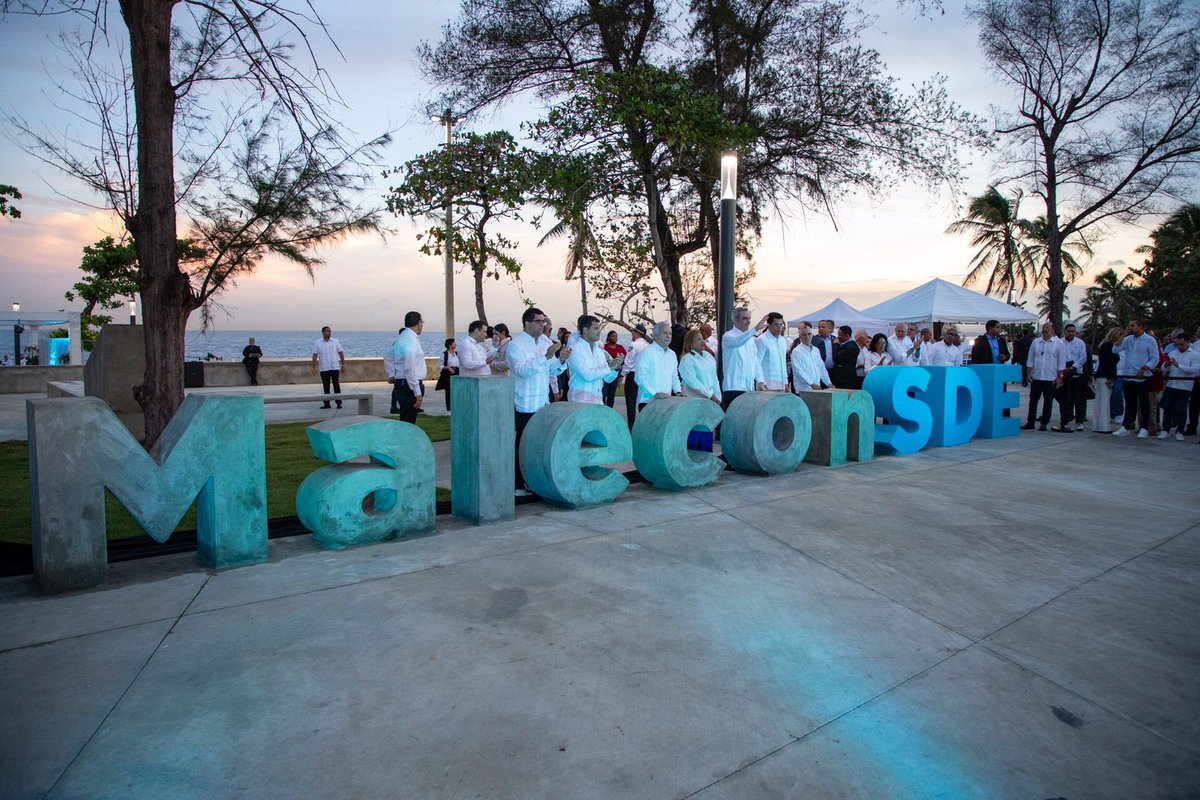 PresidenciaRD's tweet photo. Para impactar en el esparcimiento de residentes y turistas de SDE, el presidente @LuisAbinader y @DavidColladoM, ministro de @TurismoRD, entregaron la primera etapa del remozamiento del Malecón de Santo Domingo con una extensión de 2.3 km, cuya inversión fue de RD 310 millones. https://t.co/vgbuBZAfNc
