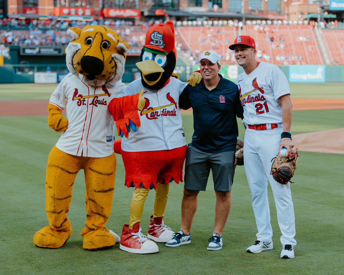 MizzouFootball's tweet photo. Good day for some baseball! Thanks for having us out @cardinals ⚾️‼️

#MIZ 🐯🏈 https://t.co/wz2VOAEGpJ