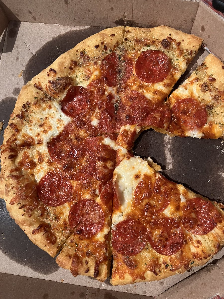 bananaweasel's tweet image. I think it was whoever cut my pizza’s first day ever seeing a pizza. 🤨

@dominos #pizzatracker #pizza