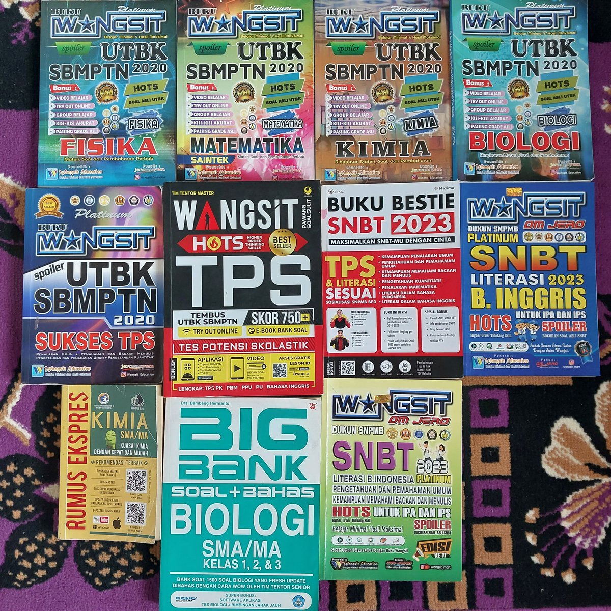 justacrap's tweet image. ☆ミGIVEAWAY/HIBAH BUKU UTBK SNBT
[Buku 2020-2023 &amp;amp; buku Bestie 2024 baru!]
s&amp;amp;k :
1. Silakan pilih max 2 buku yang diinginkan (namun tetap 1 buku untuk 1 orang).
2. Tulis komentar jurusan impian &amp;amp; apa yang memotivasi kalian memilih jurusan tsb.
3. RT &amp;amp; like twt ini.