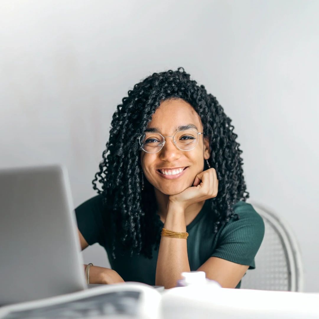 DrJanakiEBerman's tweet photo. If you spend a lot of time sitting at a desk, it's important to take regular breaks and stretch. Sitting for long periods can cause muscle stiffness and tension. Incorporating simple stretches into your daily routine can help alleviate this discomfort. https://t.co/A6wnC0d7F2