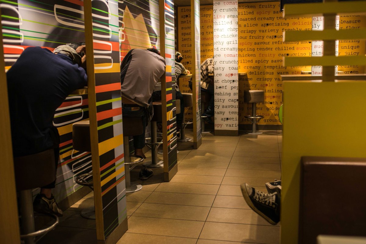 DBen2023's tweet photo. #DiscoverHongKong Info: There're ~ 80 McDonald’s in #HKG that are open 24 hours a day. They're good for travelers to meet &amp; stay &amp; better than many expensive but cramped, messy, dirty &amp; smelly hostels with 3-tier bunks inside dilapidated bldgs in #HK. #WanChai (Scam😡). #Cheatinn https://t.co/bgq96u0NK7