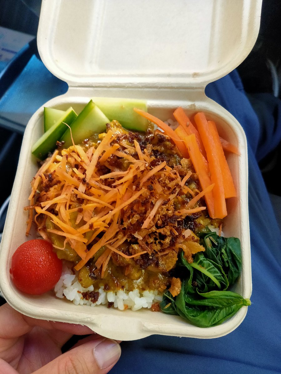 GUSmPAzcN4R19sT's tweet photo. 今日の昼ごはんは、一宇マルシェで知り合った吉野川市川島駅近くのカレー屋さん #dicafe のカレーをテイクアウト😊
陽気な店長とお話できて嬉しかった。 https://t.co/20j76eAsmG