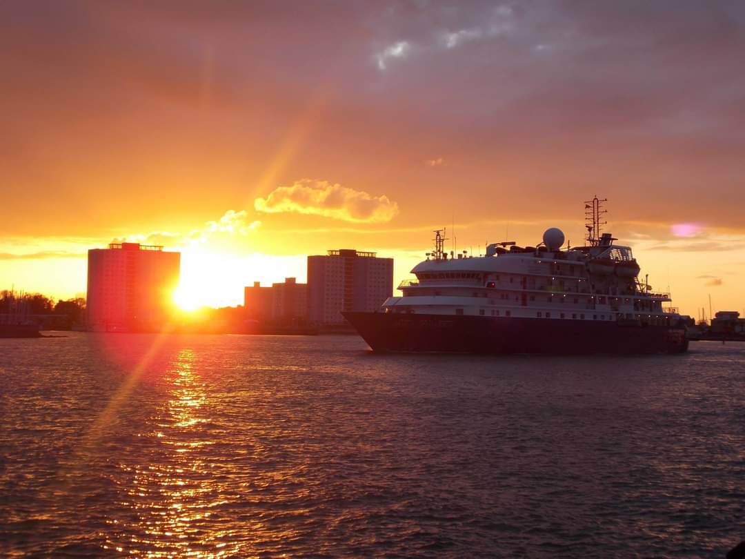 nauticallyspeak's tweet photo. Throwback to April 2015 and @noblecaledonia then #SeaExplorer1 (now #HebrideanSky) departing Portsmouth with a wonderful sunset as a backdrop. π’βπ·π
#noblecaledonia #expeditioncruising #smallcruiseship #portsmouth #sunset #nauticallyspeaking https://t.co/NkJhF7x2Wc