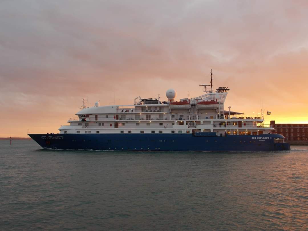 nauticallyspeak's tweet photo. Throwback to April 2015 and @noblecaledonia then #SeaExplorer1 (now #HebrideanSky) departing Portsmouth with a wonderful sunset as a backdrop. π’βπ·π
#noblecaledonia #expeditioncruising #smallcruiseship #portsmouth #sunset #nauticallyspeaking https://t.co/NkJhF7x2Wc