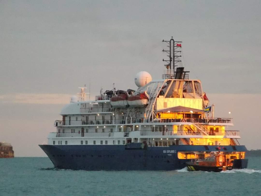 nauticallyspeak's tweet photo. Throwback to April 2015 and @noblecaledonia then #SeaExplorer1 (now #HebrideanSky) departing Portsmouth with a wonderful sunset as a backdrop. π’βπ·π
#noblecaledonia #expeditioncruising #smallcruiseship #portsmouth #sunset #nauticallyspeaking https://t.co/NkJhF7x2Wc