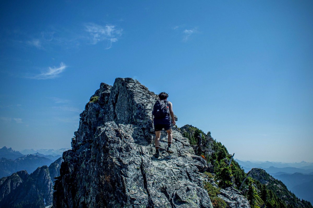 dsdaf629's tweet photo. 📍Brunswick Mountain Trail
⏱5.5hrs (16km, out&amp;back)
🥾1,611m Elevation gain
📸@_unooooo2 

虫の量注意
頂上は絶景、風強め
スタート地点トイレ有
パーキング7時半で満車
（少し下に降りたところに路駐）
道が狭くて急なので最初の第1陣が降りてくる前の早朝がおすすめ（7.8時スタート） https://t.co/1IDC2LILD3