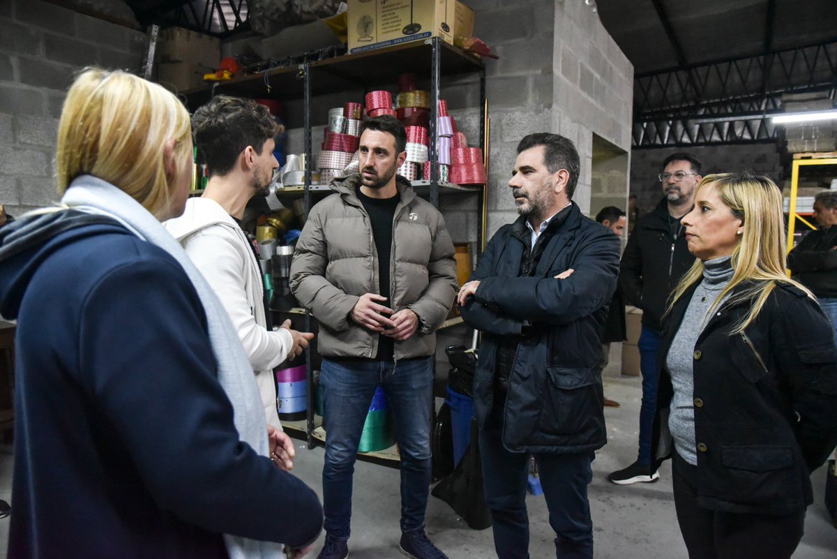 WalterLanaro's tweet photo. ¿Cómo vamos a generar laburo en #Ituzaingó? Simple: quitando el impuesto, del impuesto, del impuesto.
Con @cristianritondo visitamos #StarPack, una fábrica local de cintas y moños. Un ejemplo de que la verdadera fuerza de la Argentina, está en los que producen y generan trabajo de calidad.
@spvaldevenito
@AndreaNoemiCal
@gfpozzuto
