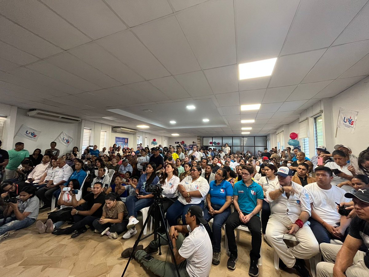 uniprou_ec's tweet photo. Agracemos a la comunidad Universitaria y profesional de Guayaquil qué se hizo presente en el conversatorio realizado con @LuisaGonzalezEc candidata a la presidencia del Ecuador. Hablamos de educación superior, y su plan de gobierno. ¡Juntos por el resurgir de la patria! https://t.co/UfM7YnkCpa