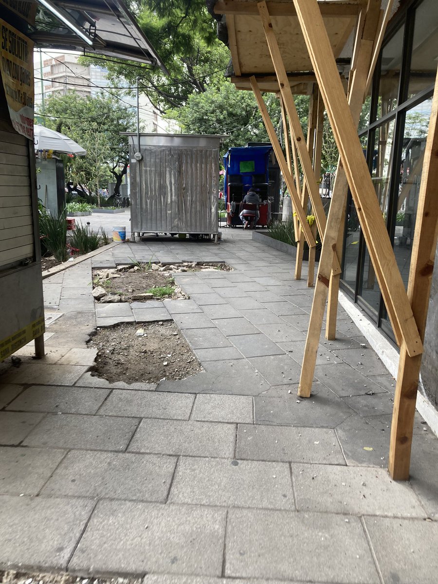 tel_fly's tweet photo. @BJAlcaldia @AccionesBJ es legal la ubicación de ese puesto? Obstruyendo todo el paso peatonal? Además del deterioro del piso. Metro Etiopía del lado del Banamex. https://t.co/H3WBfUDWQz