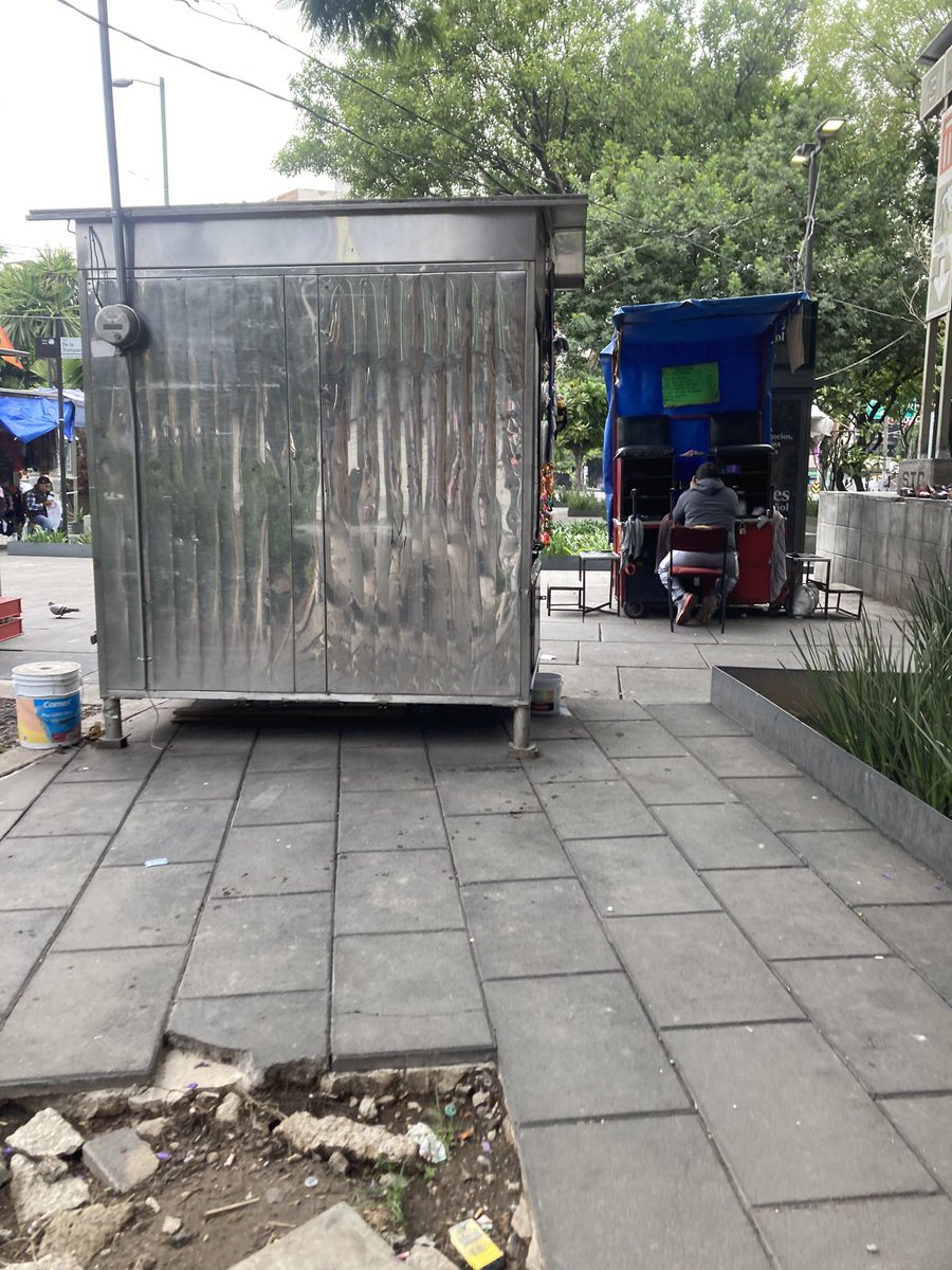 tel_fly's tweet photo. @BJAlcaldia @AccionesBJ es legal la ubicación de ese puesto? Obstruyendo todo el paso peatonal? Además del deterioro del piso. Metro Etiopía del lado del Banamex. https://t.co/H3WBfUDWQz