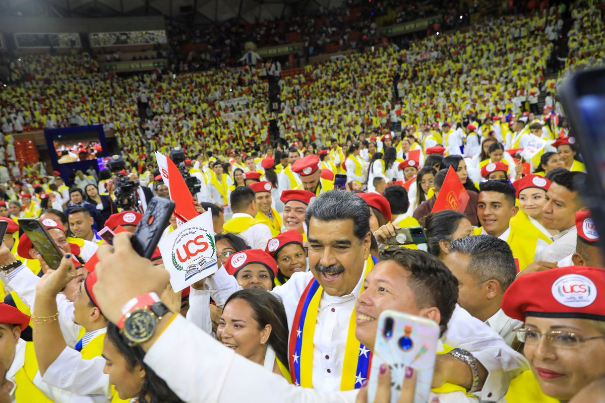 NicolasMaduro's tweet photo. ¿Quién no va a sentir orgullo al ver a esta juventud forjándose, creciendo profesionalmente y amando a su país? En medio de las dificultades, ustedes atendieron el llamado que les hice cuando se graduaron: seguir estudiando para ser los especialistas del futuro y así lo hicieron. Hoy son más de 4 mil especialistas que irán a atender la salud pública en Venezuela.