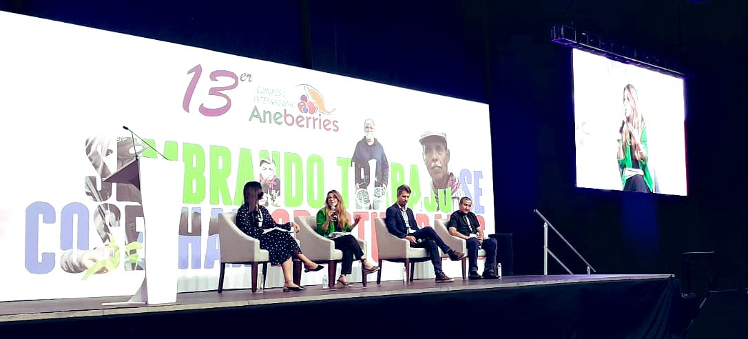 patty_toledo27's tweet photo. En el panel: “Experiencias y estrategias para la conservación de polinizadores y su equilibrio con el medio ambiente”  en el 13er Congreso Internacional de @aneberriesmx @Syngenta 
#AgriculturaSostenible
#Sustentabilidad
#Biodiversidad https://t.co/Lwf4X75qFl