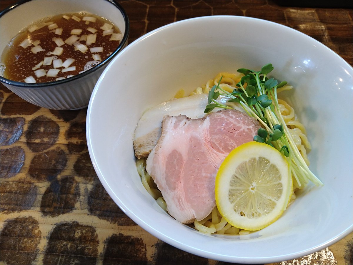 katsuryu_smdt's tweet photo. 本日より『淡麗魚介つけそば』の販売を開始いたします！
いわゆるしゃばつけで暑い日にもさっぱりお召しあがれるつけ麺です！
※多くは仕込んていませんので売り切れの際はご了承下さい https://t.co/5IW5BqRGWG