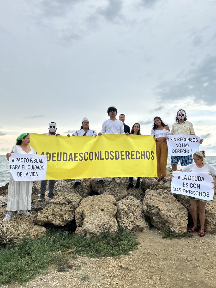 AmnistiaOnline's tweet image. En la #CumbreCartagena, los Estados deben aumentar los impuestos a las empresas extractivas y las personas más ricas, y combatir la evasión fiscal para asegurar nuestros #ddhh. Activistas de @deudaxclima se está manifestando para evidenciar que #LaDeudaEsConLosDerechos ✊🏽