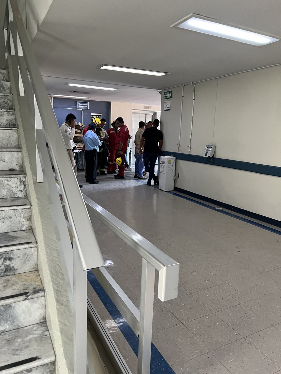 RealArturoH's tweet photo. Se volvió a caer el único elevador que funcionaba del Hospital 46 del IMSS en Guadalajara; el elevador quedó entre el piso 10 y 9; había 8 personas atrapadas; se abrió el techo del piso 9. https://t.co/nK6WK0kR4V