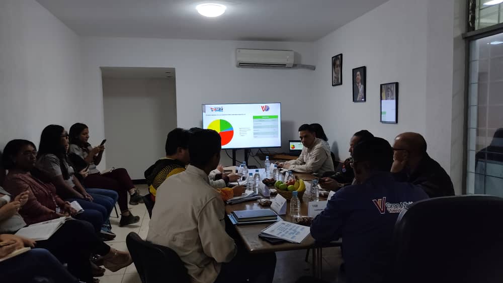 Minhvi_Oficial's tweet photo. #Hoy ||  El Min. @IMVillarroel1 sostuvo una reunión con representantes del #ALBA haciendo una revisión de la misión, los planes anuales de comercialización, la designación de una comisión contable y capacitación del personal #MaduroSíVa https://t.co/8Hg8gAbChv