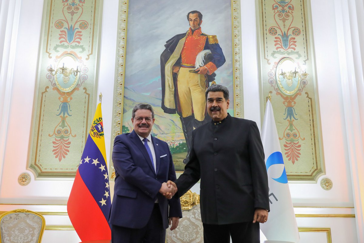 NicolasMaduro's tweet photo. Recibí a Mohamed Hamel, Secretario General del Foro de Países Exportadores de Gas; una visita de trabajo productiva que apunta a la consolidación de alianzas estratégicas y de complementariedad, en las diferentes fuentes de energía. https://t.co/DKzLULHTij