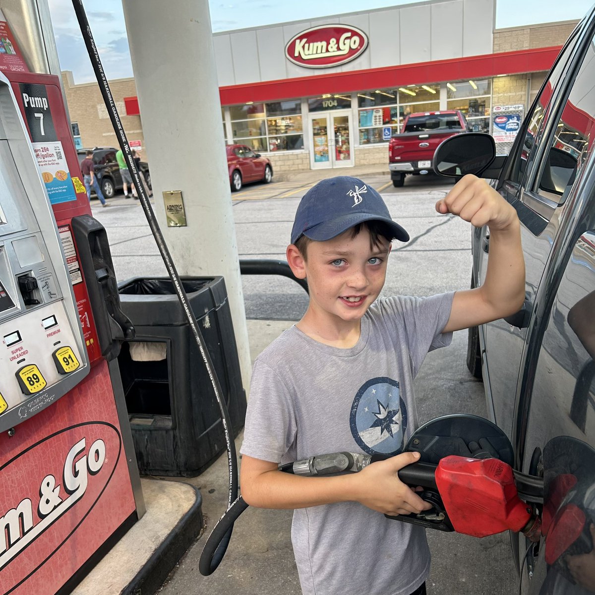 Kroll_Rob's tweet image. Wilson does the gas. Dad does The Dew! #Gallons4Growth @Foundation4SPS #SupportSPS