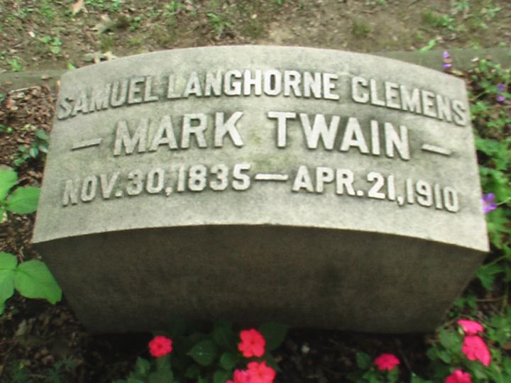 Heindsight's tweet image. In 1903, Twain and Lewis met for the last time at Quarry Farm. In 1906, the 71-year-old Lewis died and was buried in Elmira. Four years later, Mark Twain was also laid to rest in Woodlawn Cemetery at Elmira, just yards from his friend John T. Lewis.