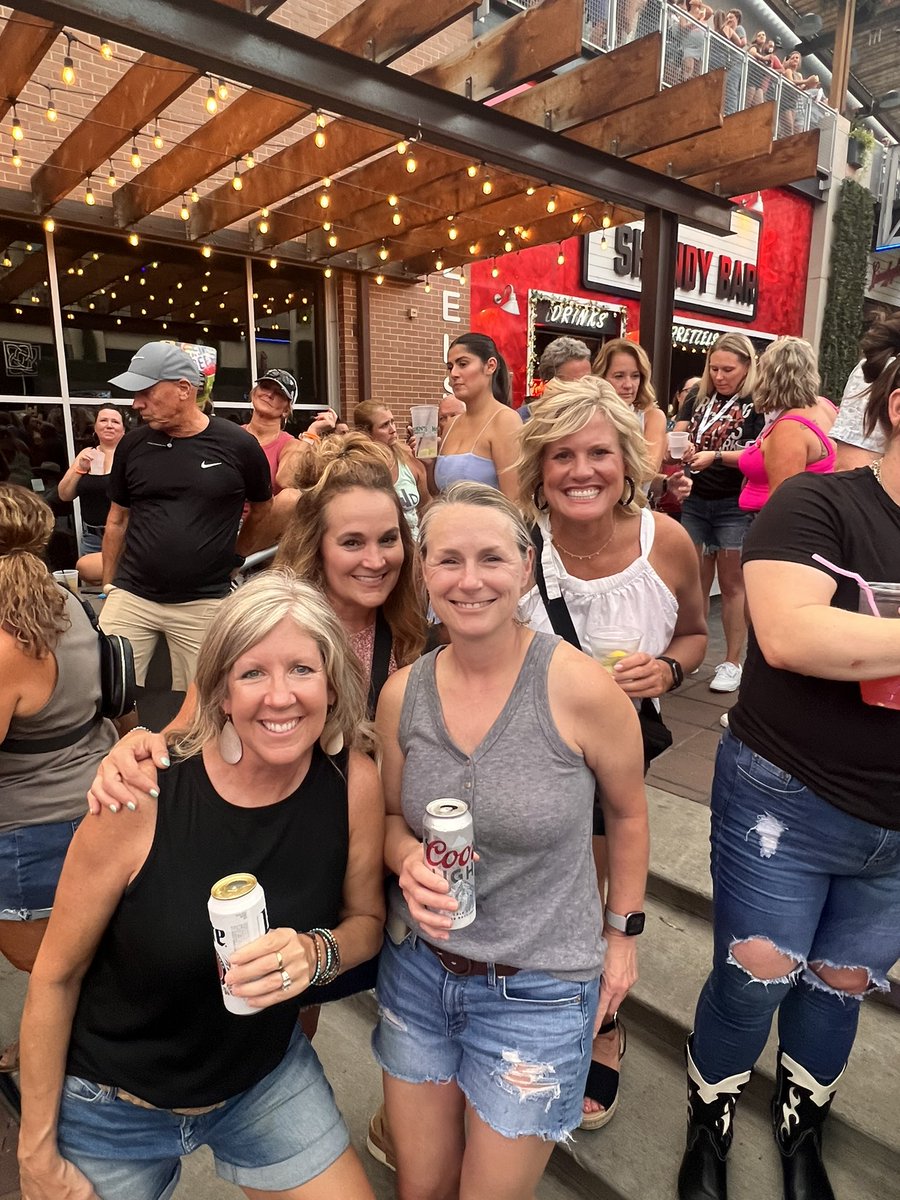 Kanzaschick's tweet photo. #hcnkc.  Brother’s Osborne!! https://t.co/4IhTnuCBqK