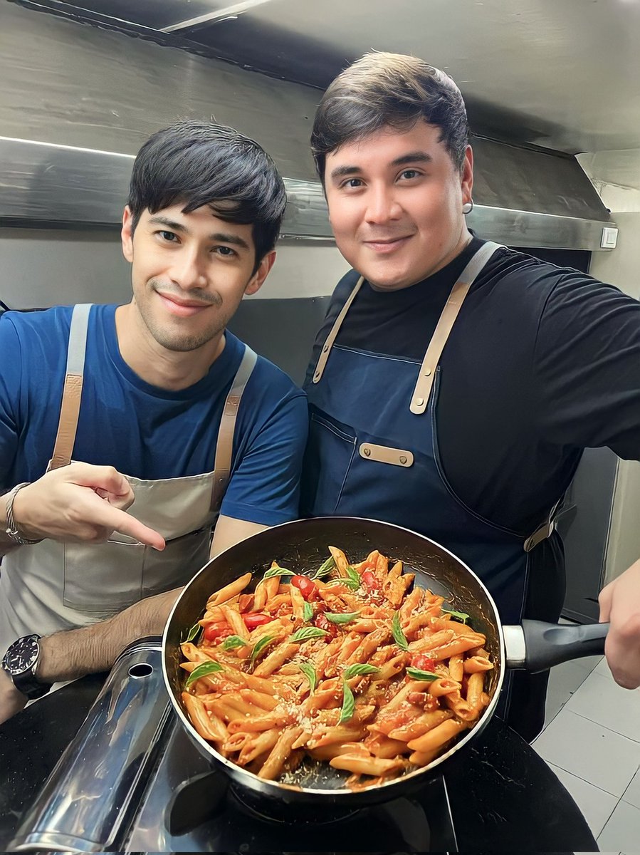Spice up your life with this creamy chorizo pasta! 😋 Chef @josemasarasola and #VoltesVLegacy star @mattlozanomusic are bringing the heat in the kitchen today 🫶🏻 You can check out the full recipe here: instagram.com/reel/Cu9VgJstN… #JoseSarasola #MattLozano