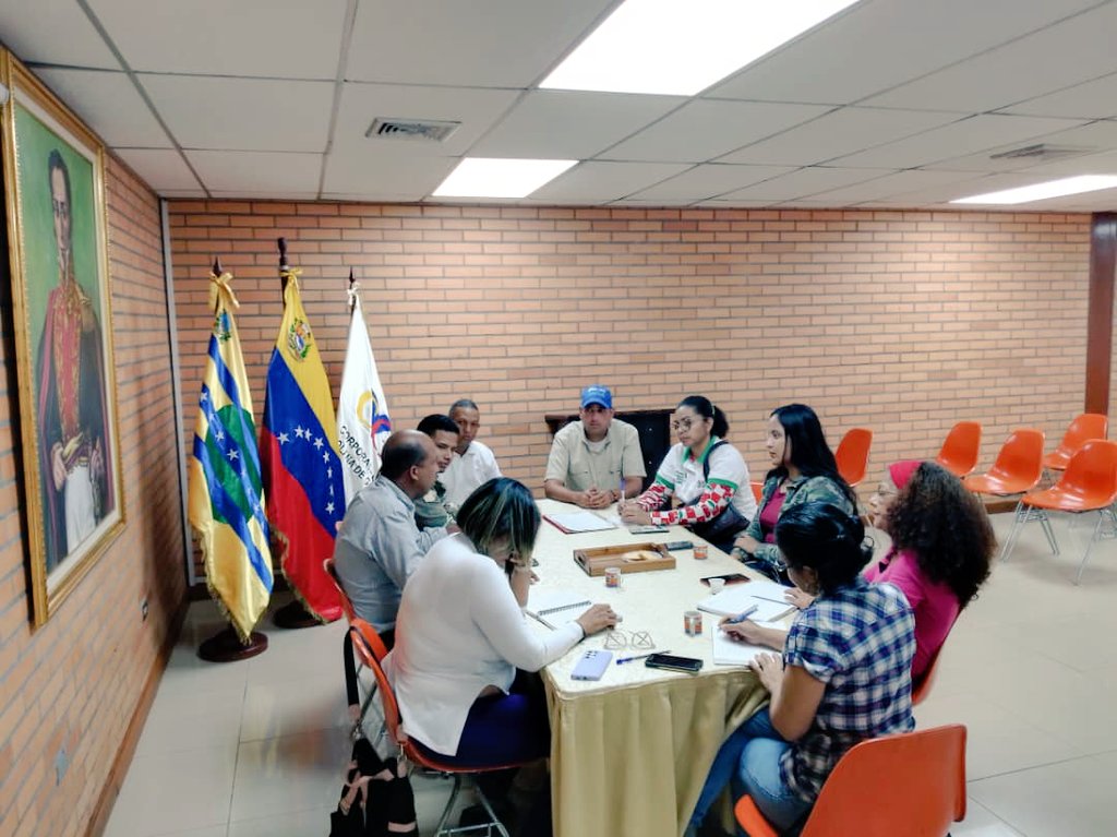 #EsNoticia 🚨 | Enmarcado en el plan nacional de potenciar el motor emprendedor, se instaló el Consejo Directivo Estadal del Movimiento Emprendedor Venezuela en el estado Bolivar el cual tendrá como misión organizar, aglutinar, clasificar los emprendedores.
#MaduroSiVa