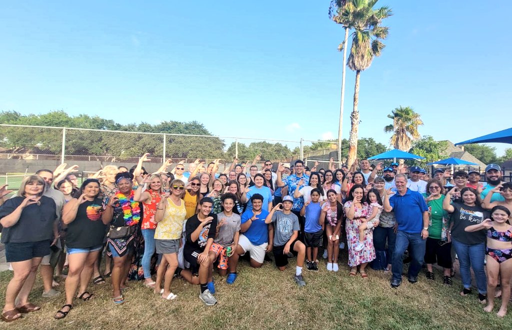 Arredondo_CHS's tweet photo. 3rd Annual Back 2 School Family Picnic! Great things ahead from this dedicated staff! 🐅❤💪💥#TPND https://t.co/go2zFiiP6i