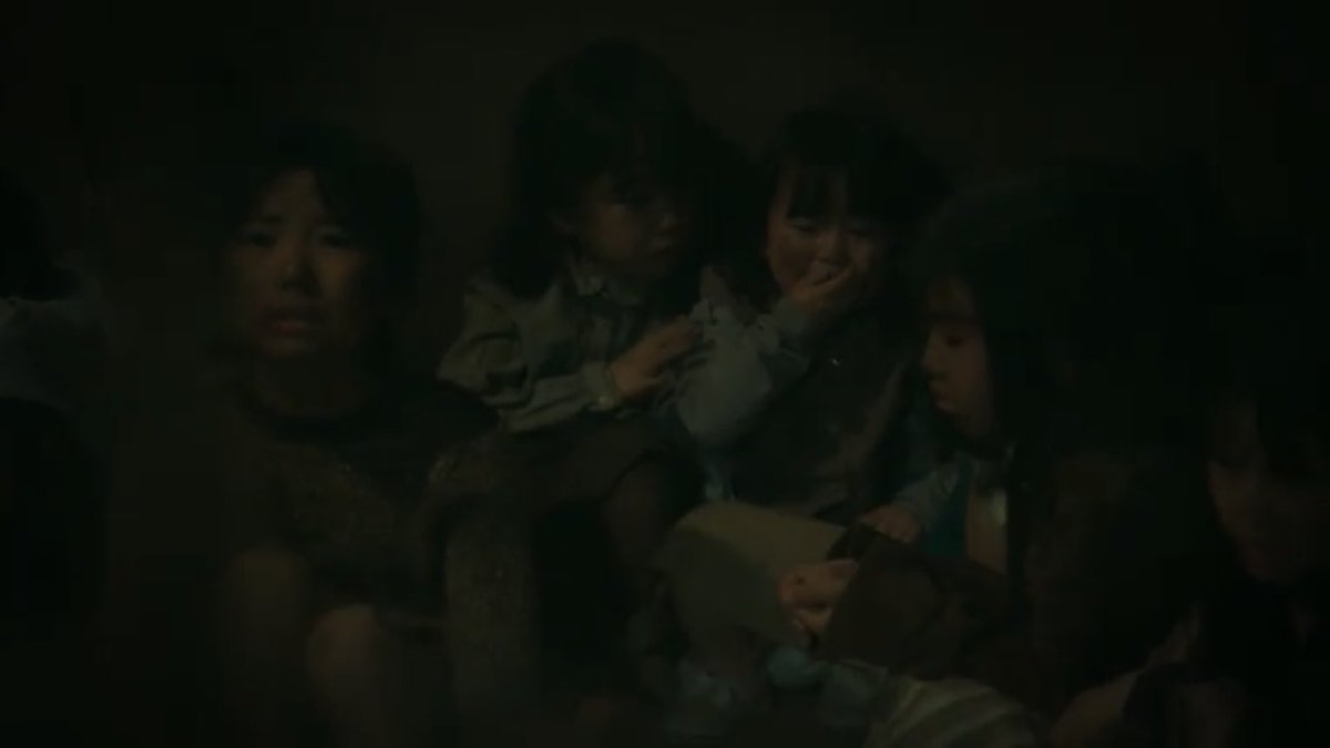 Fukuda_1026's tweet photo. 口に手を当ててる子をわざわざアップにしてるのも、気をつけて見ていきたい所🤔
#VIVANT #VIVANT考察 #VIVANTep2 https://t.co/VYzz8TLN7g