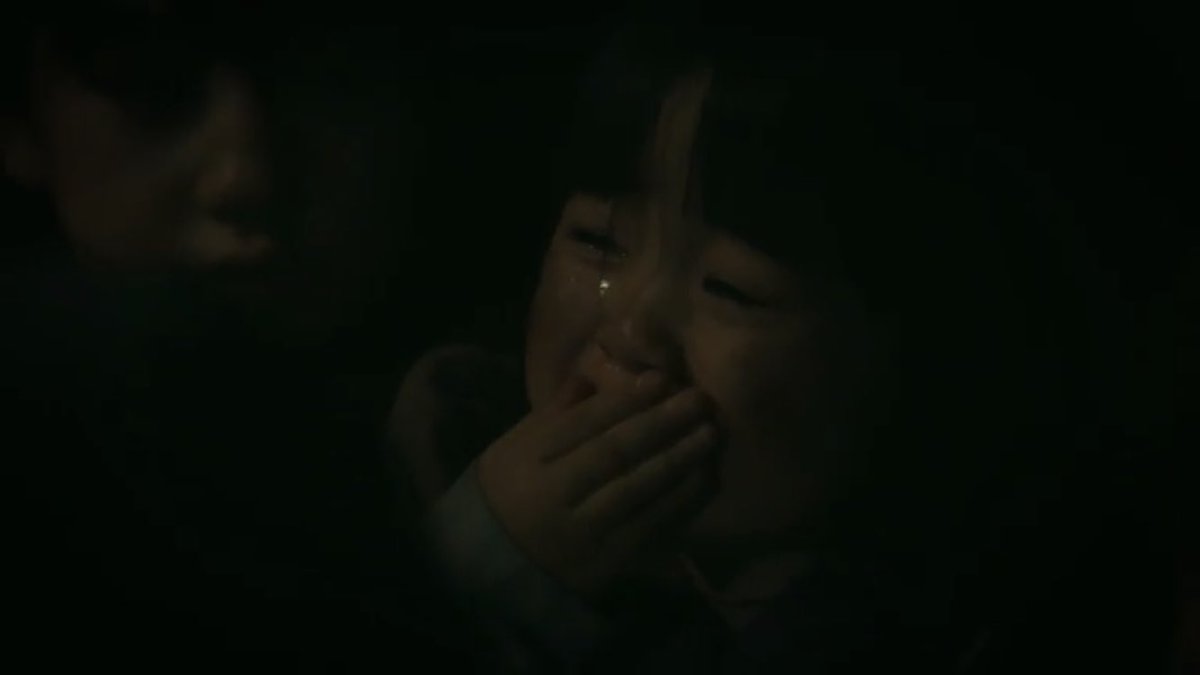 Fukuda_1026's tweet photo. 口に手を当ててる子をわざわざアップにしてるのも、気をつけて見ていきたい所🤔
#VIVANT #VIVANT考察 #VIVANTep2 https://t.co/VYzz8TLN7g