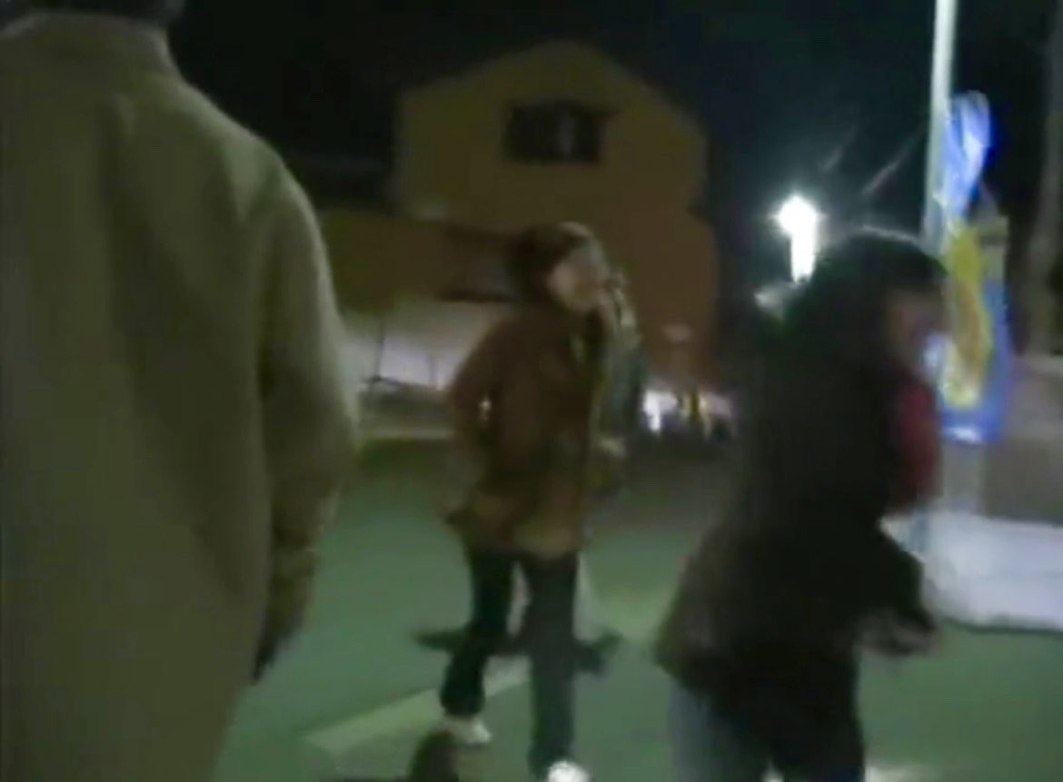 ふんどし　cfnm 美○町の裸まいり動画まだありました。 一部動画と女性が映ってるとこの静止画です。  今までの美○動画で一番女性が多く映ってます。15人以上。 改めてすごいお祭りですね🫣 動画は全裸から褌締めてるとこを見てる女性たち。  静止画のほうの動画は全裸男子を ...