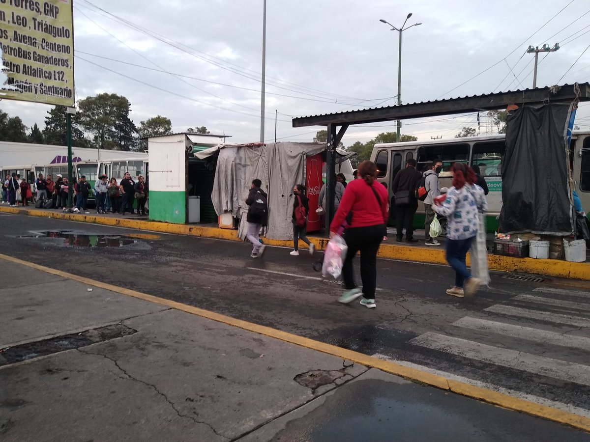 Rod_DelosReyes's tweet image. En #Taxqueña a la #ruta36 que va al Deportivo o Xochimilco.. les gusta hacer esperar a la gente horas y horas teniendo o no vehículos disponibles @LaSEMOVI ojito