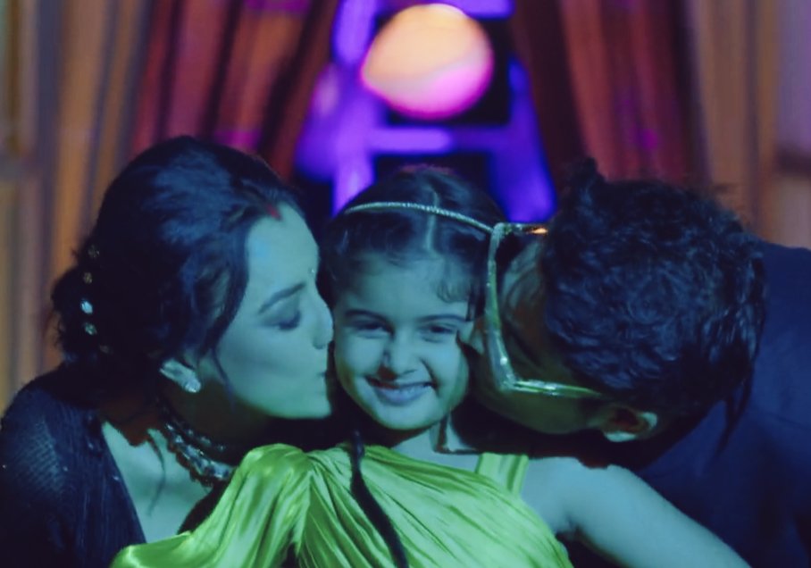 Ridz_Rupali_Fan's tweet photo. The King👑 
The Queen👸
The Princess👸
Complete family #MaAnAn 💞💞
#MaAn &amp; their Bebli💖

#Anupamaa 
#MaAn
#AnujKapadia 
#RupaliGanguly 
#GauravKhanna
#AsmiDeo https://t.co/JzyZaIEm6d