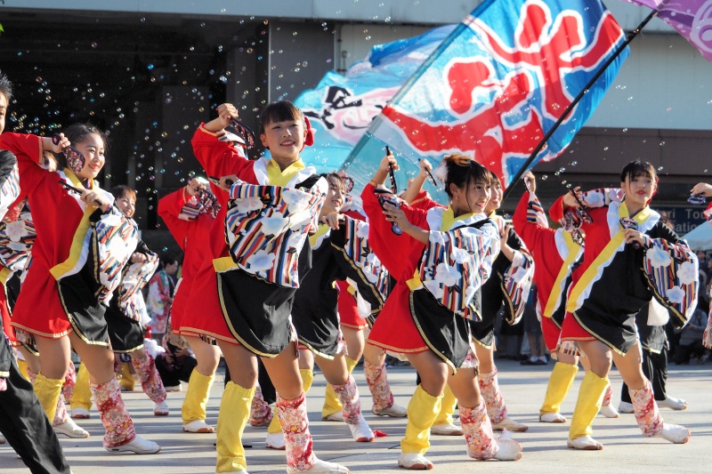 tottori_kankou's tweet photo. 第59回鳥取しゃんしゃん祭は、8/13（日）前夜祭、8/14（月）一斉傘踊り、8/15（火）市民納涼花火大会の3日間開催。14日の一斉傘踊りは4年ぶりの市街地開催！鳥取の誇る一斉美が市街地に帰ってきます。また、市民納涼花火大会も4年ぶりに開催🎆夏の夜空を彩ります✨3日間、鳥取の夏をお楽しみください☺️ https://t.co/p7eB1Kb3i1