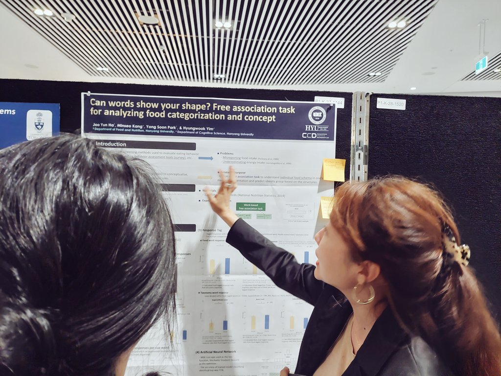compcogdev's tweet photo. Joo Yun's first poster presentation at @cogsci_soc 2023 yesterday! Great job Joo Yun! @jooyunha https://t.co/oOdOsNXgRf