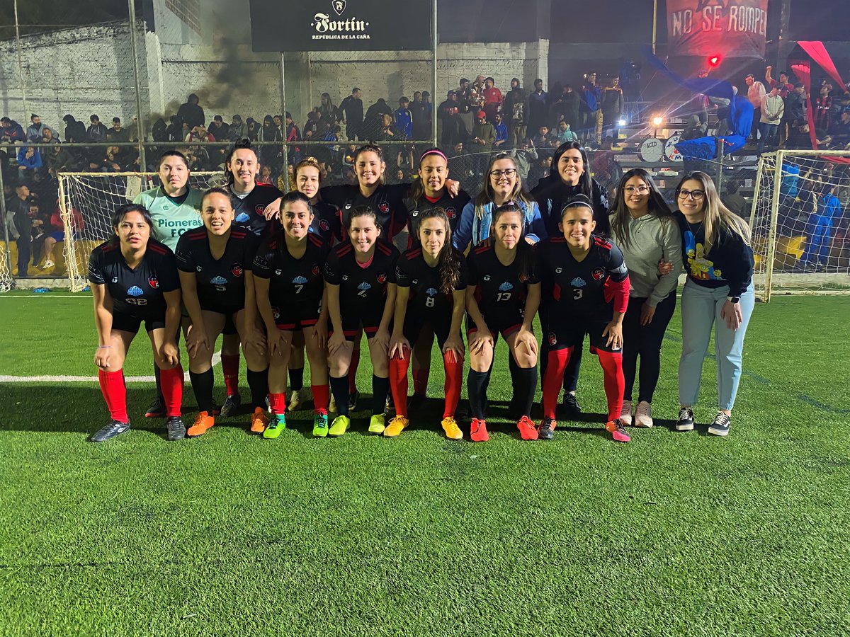 FPTFem's tweet photo. Dicen q lo más lindo que te deja el fútbol son las amistades, y tenemos cero dudas de eso😍
¡Orgullosos de ellas! En el podio en ambas participaciones y una vez más dejando el nombre en alto❤️🖤Esta vez no quiso ser, pero el fútbol tiene revanchas🤝🏼Hasta pronto @ligadetuiteros 👋🏼 https://t.co/bRRmFeSDNi