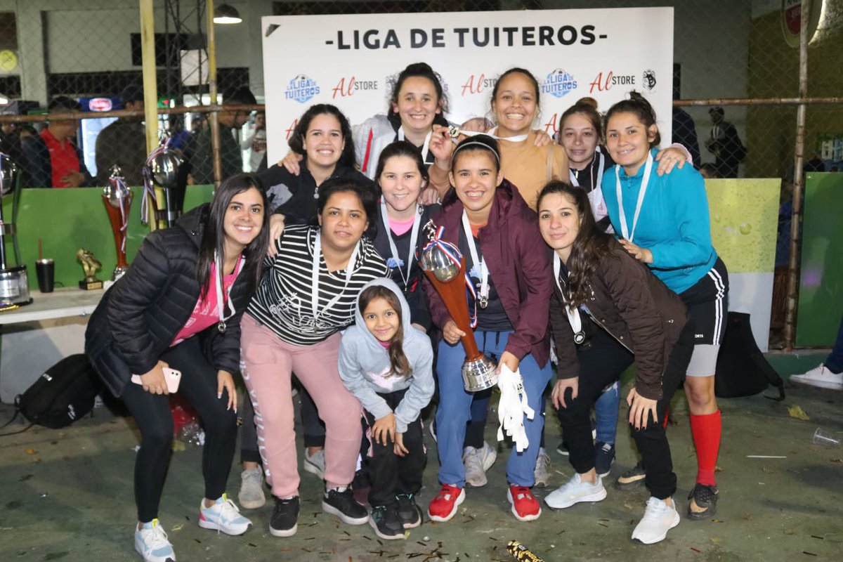 FPTFem's tweet photo. Dicen q lo más lindo que te deja el fútbol son las amistades, y tenemos cero dudas de eso😍
¡Orgullosos de ellas! En el podio en ambas participaciones y una vez más dejando el nombre en alto❤️🖤Esta vez no quiso ser, pero el fútbol tiene revanchas🤝🏼Hasta pronto @ligadetuiteros 👋🏼 https://t.co/bRRmFeSDNi