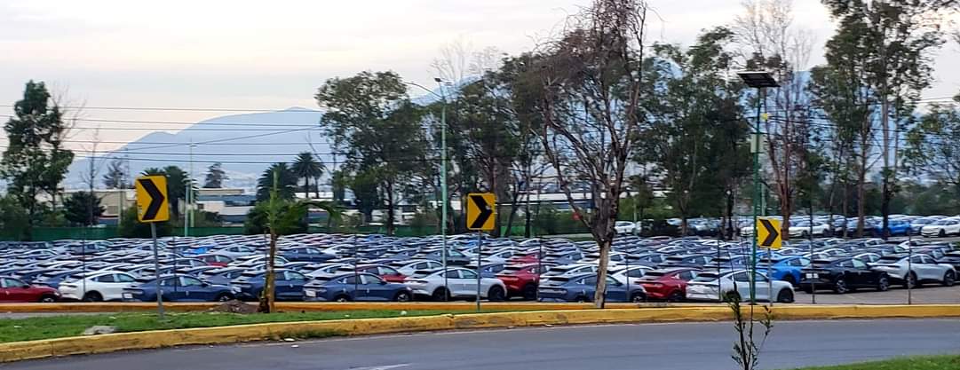 PuntoMedioEdo's tweet photo. 📍🙉🚘 Cuautitlán #Izcalli... "la cuna" del Ford Mustang eléctrico.

Los patios de la empresa Ford, ubicada en el municipio, están "repletos" de vehículos para distribuir por todo el mundo.

La compañía, está innovando en la producción de autos amigables con el medio ambiente. https://t.co/U4AS1eVFOV