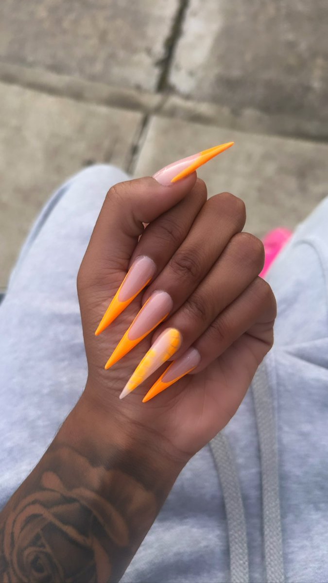 hadouk3nn's tweet photo. Just showing y’all my nails again🧡 #bookbetter https://t.co/KkTAu2B0xs